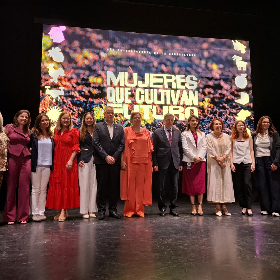 Mujeres que cultivan futuro