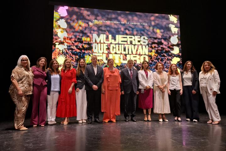 Mujeres que cultivan futuro
